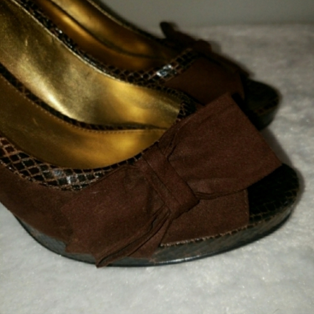 Marc Fisher womans size 8 brown suede peep toe heels with side bow detail - Picture 4 of 7